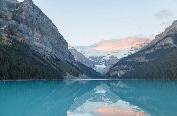 Lake Louise flanked by mountains