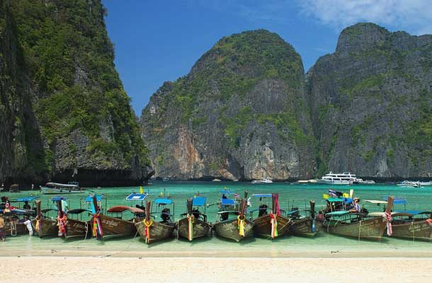 Maya beach with cliffs in the background with boats in the foreground