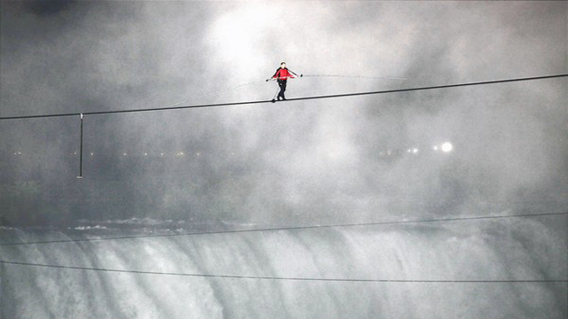Nik Wallenda tightrope walk across Niagra Falls
