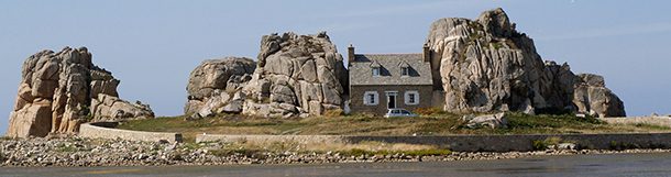 house inbetween the rock