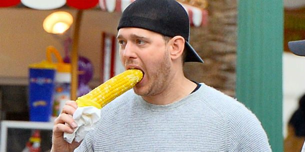 landscape-1460548580-michael-buble-eating-corn-on-cob-wrong