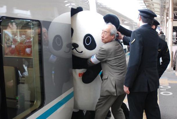 man pushes lifesized panda onto subway