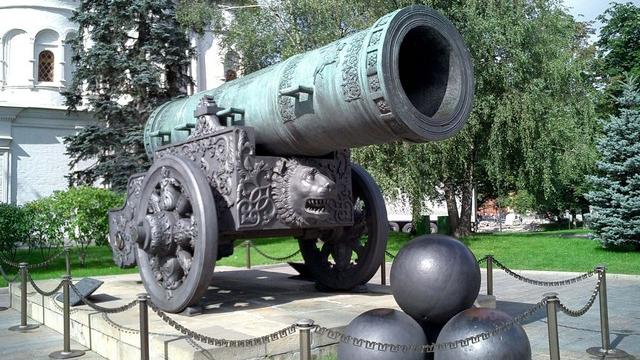 22 Russia-Moscow-Kremlin-Tsar-Cannon-cast-1825-2005-02_tn