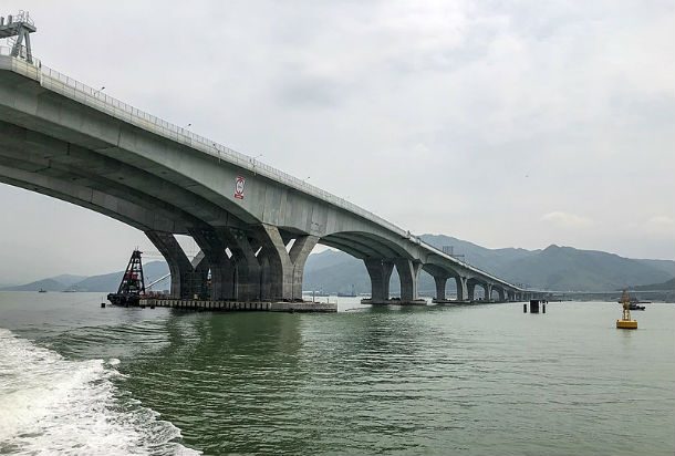 800px-Hong_Kong-Zhuhai-Macau_Bridge_near_Tung_Chung_(2018908111736)