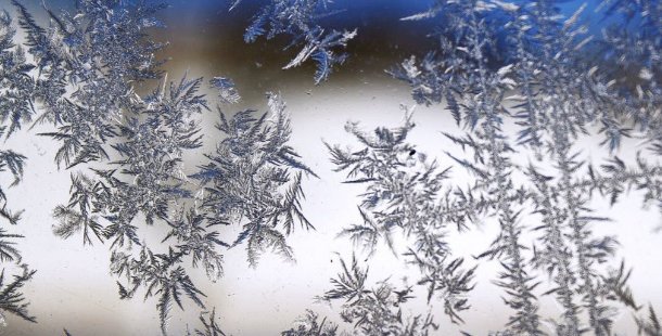 25 intricate closeups of snowflakes