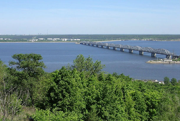 Volga river from atop a hill, with trees and a bridge