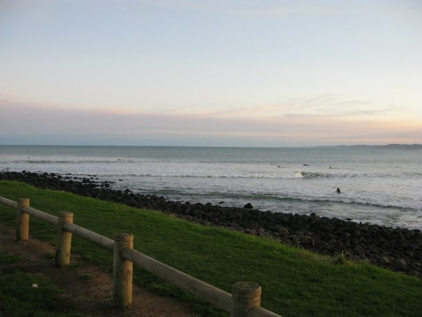 Raglan_Manu_Bay_surfers_in_the_morning