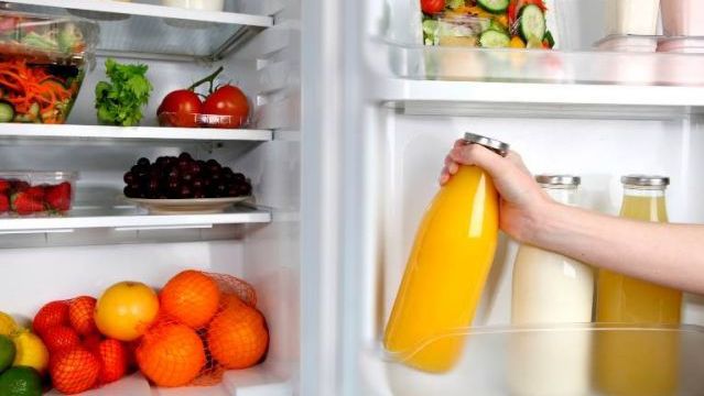 Do not put uncovered liquid containers in the refrigerator