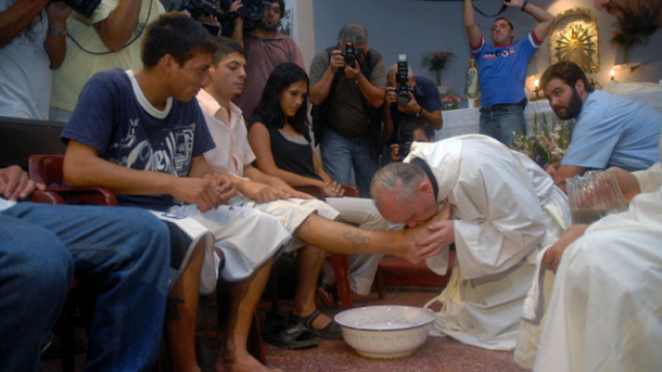 pope washes feet