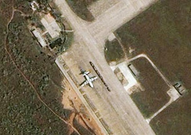 11 Crippled U.S. plane sitting on the parking ramp of an airbase on China's Hainan Island_tn