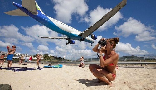 20 maho beach woman with camera_tn