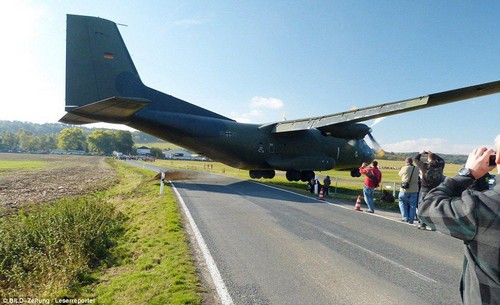 5 Transall C-160 aircraft landing_tn