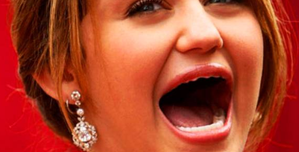 25 Celebrities Missing Their Teeth
