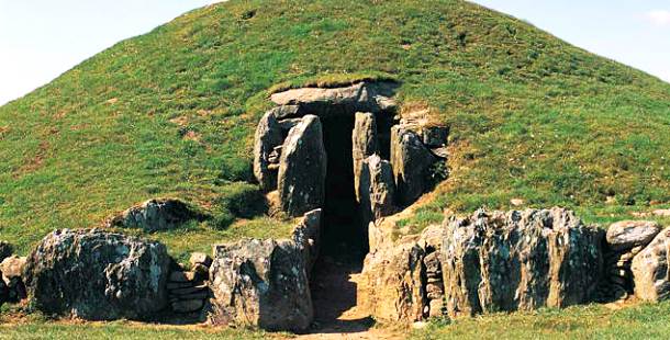 Bryn Celli Ddu in Welsh Island, c. 3000 BC
