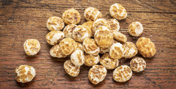Shelled tigernuts on a brown table