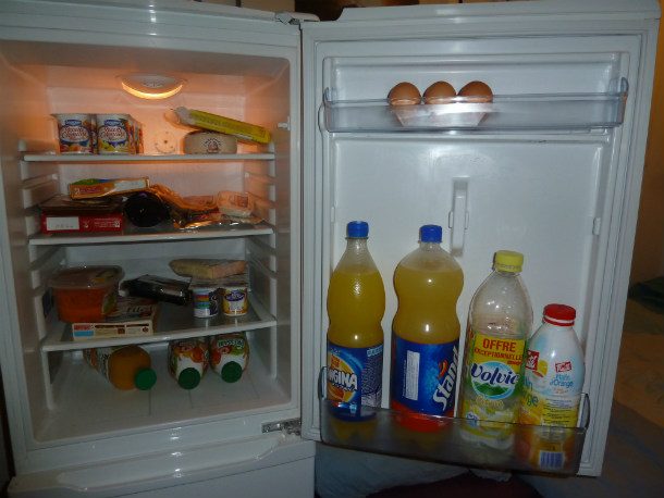 Food_into_a_refrigerator_-_20111002