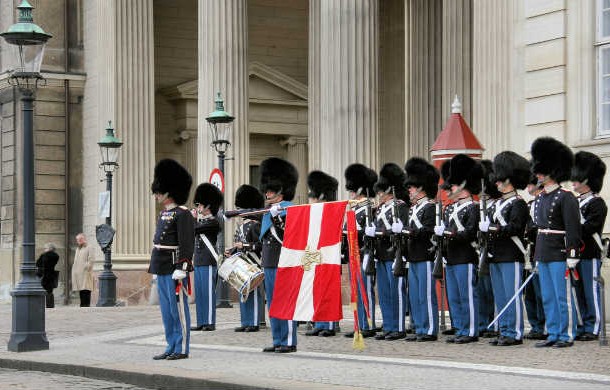 Danish_Royal_Guard_Present_Arms