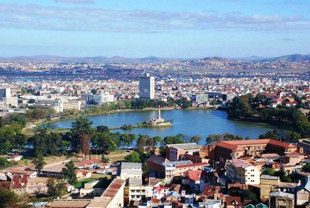 en.wikipedia.org Lake_Anosy,_Central_Antananarivo,_Capital_of_Madagascar,_Photo_by_Sascha_Grabow
