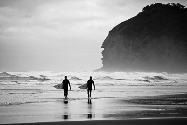 timebetweenwaves.blogspot.com Piha-Beach-Surfers