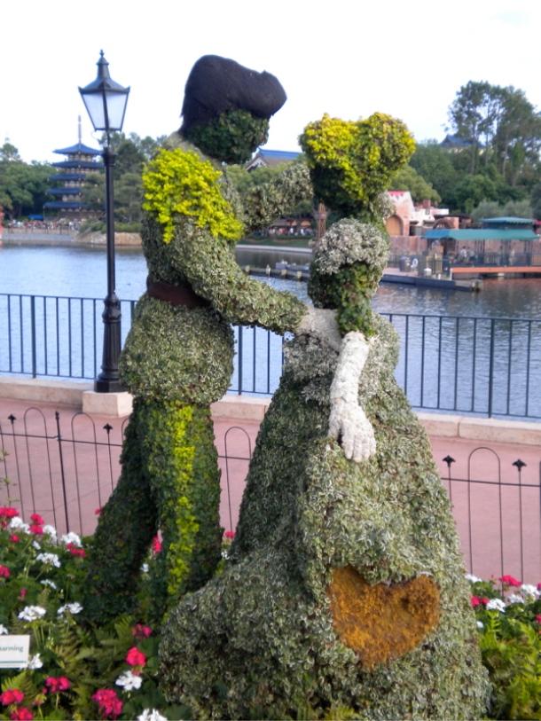 www.mouseplanet.com Prince Charming and Cinderella Topiary