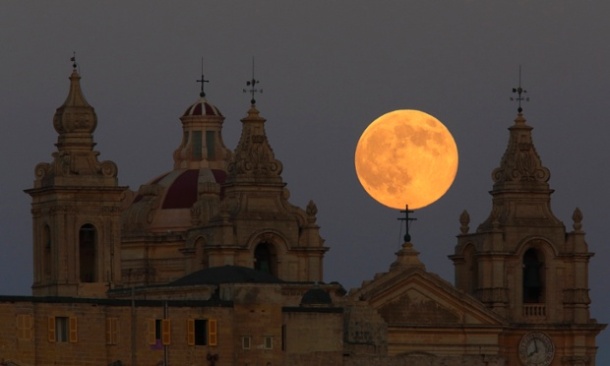25 Stunning Supermoon Photos Unlike Anything You've Ever Seen Before