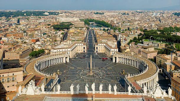 640px-St_Peter's_Square_Vatican_City_-_April_2007