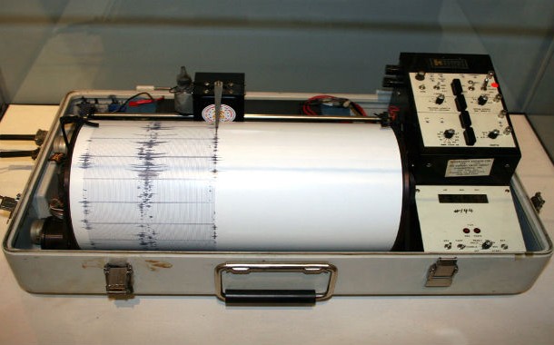 Earthquake detector