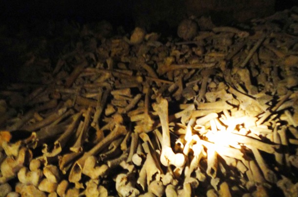 downthewrabbithole.blogspot.com Piles of bones in the Paris Catacombs