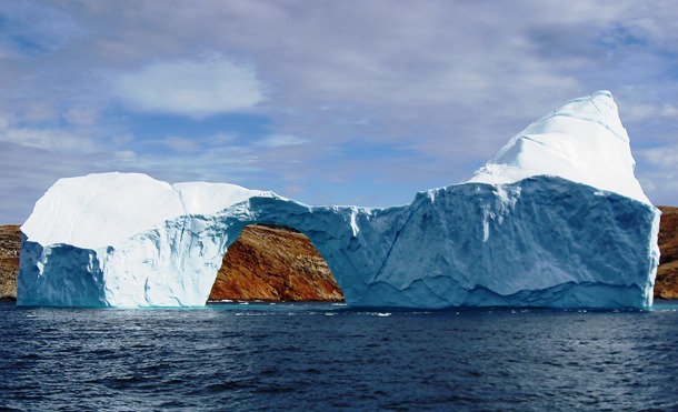 en.wikipedia.org Iceberg_with_hole_near_sanderson_hope_2007-07-28_2