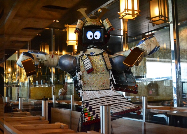 live-less-ordinary.com hajime-robot-restaurant-bangkok-robot-waiter