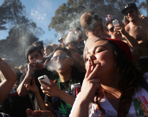 www.ibtimes.co.uk people-smoke-marijuana-joints-420-p-m-thousands-marijuana-advocates-gathered-golden-gate-park