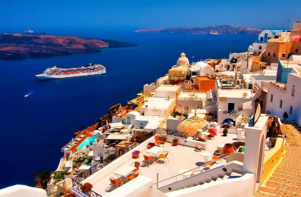 Beautiful-Small-Town-Oia-Santorini-Greece-Desktop-Wallpaper