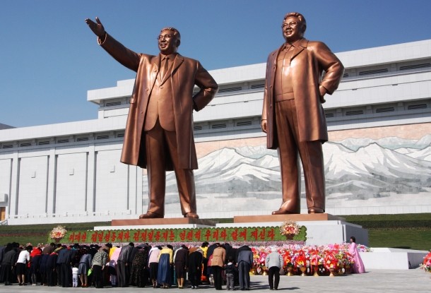 The_statues_of_Kim_Il_Sung_and_Kim_Jong_Il_on_Mansu_Hill_in_Pyongyang_(april_2012)