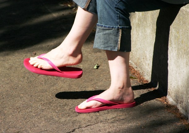 Woman_wearing_red_flip_flops