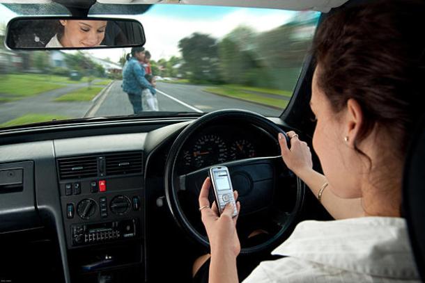 www.csmonitor.com 0618-texting-while-driving-adults_standard_600x400
