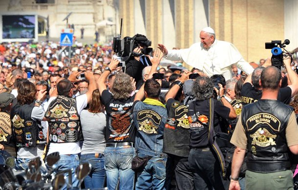 blog.motorcycle.com 061813-pope-francis-harley-davidson-blessing-mass-f