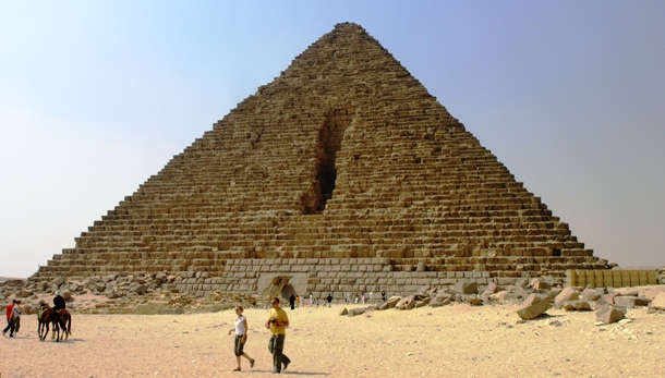 en.wikipedia.org Giza_Plateau_-_Pyramid_of_Menkaure