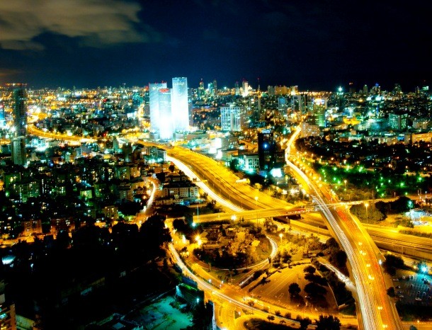 en.wikipedia.org Tel_Aviv_Skyline_(night)_-_2