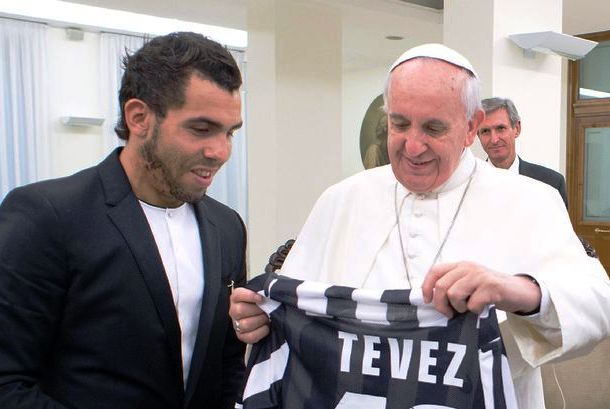 www.mirror.co.uk Pope-Francis-and-Carlos-Tevez