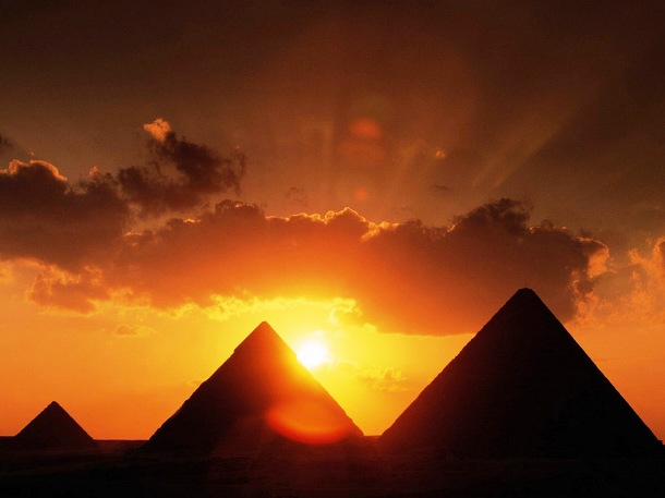 www.smashinglists.com Pyramids-at-Sunset