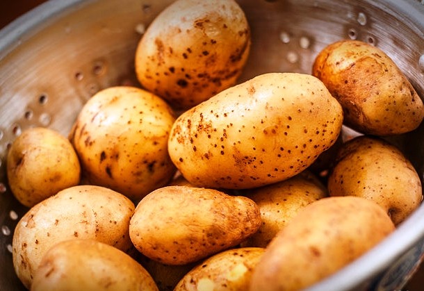 670px-Decide-Whether-or-Not-to-Peel-Potatoes-Step-1