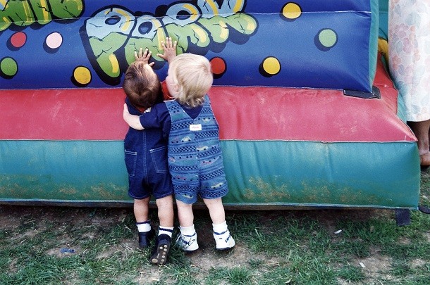 Childhood_friends_at_a_carnival