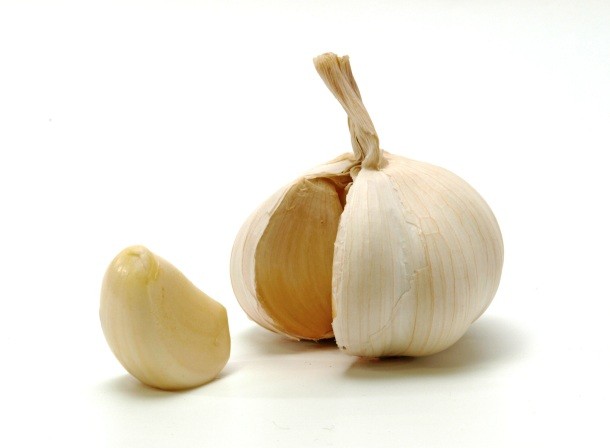 Opened_garlic_bulb_with_garlic_clove