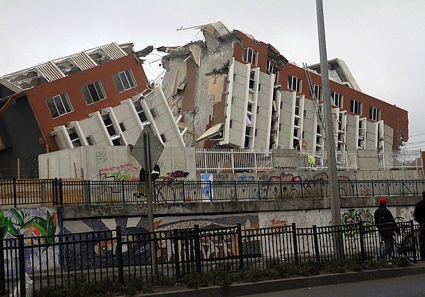 2010_Chile_earthquake_-_Building_destroyed_in_Concepción