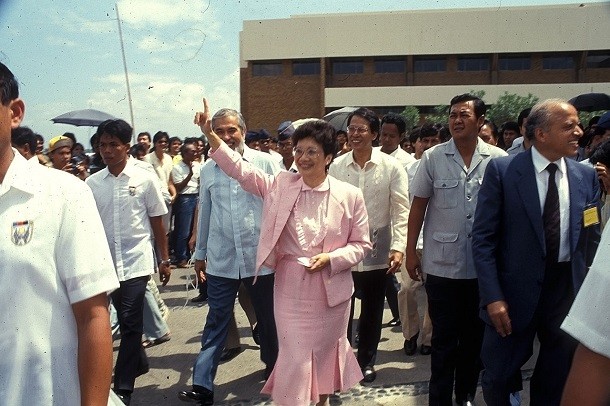 Corazon_Aquino_at_IRRI_1986