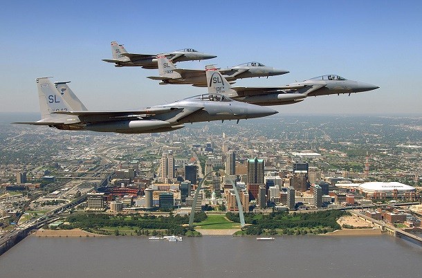 F-15Cs_Missouri_ANG_over_St_Louis_Gateway_2008