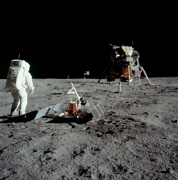 Buzz Aldrin_with_experiment