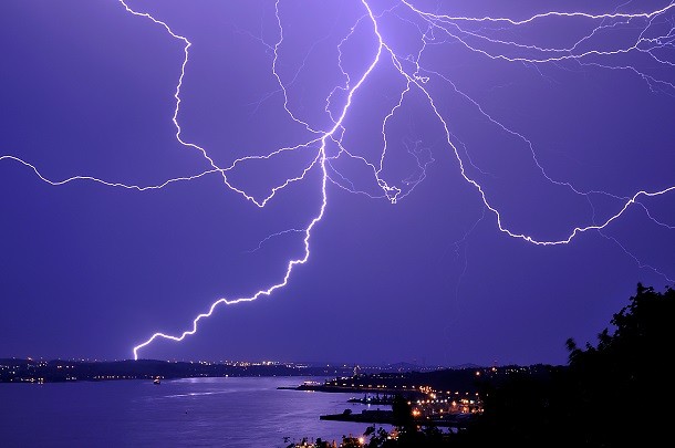Lightning_over_Quebec