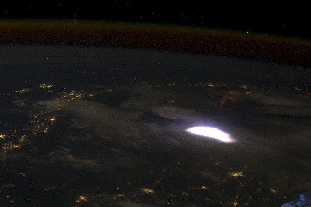 Red_sprite_lightning_seen_from_ISS