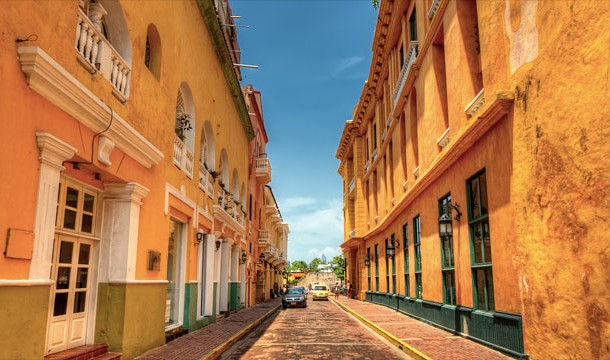 Exploring the narrow streets and Spanish colonial architecture of Cartagena, Colombia
